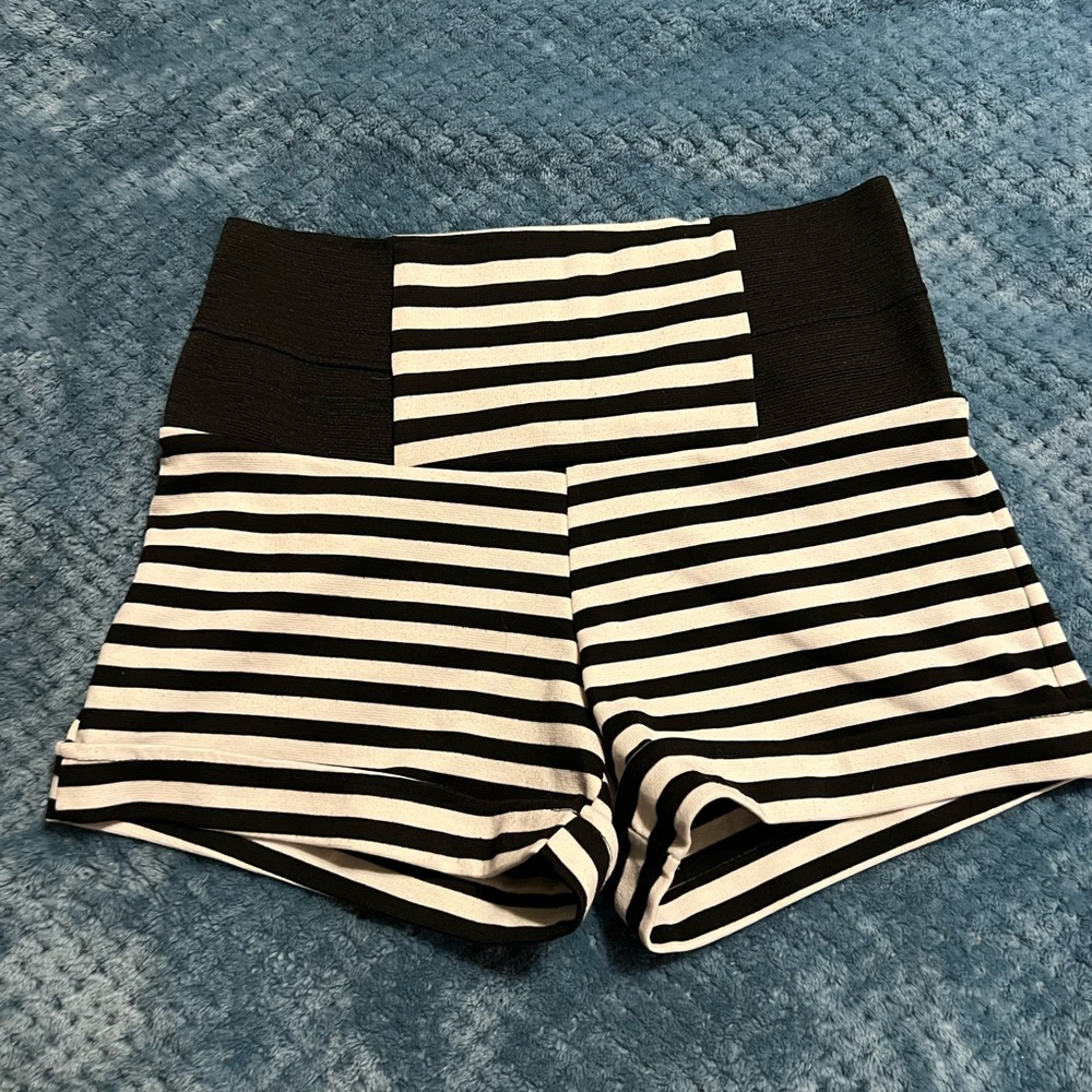 ⚡️ black and white stripe high waisted shorts